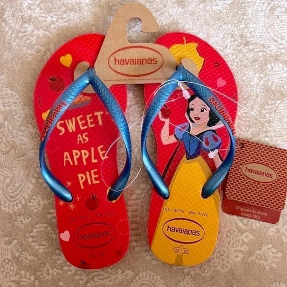 Brand New Havaianas Disney Snow White Sweet as Apple Pie Flip Flops Slides